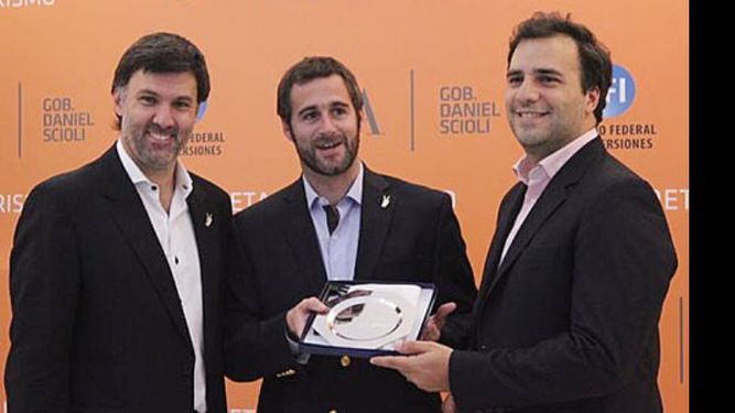 PREMIO. El jefe de Gabinete, Federico Achával, recibe el galardón..