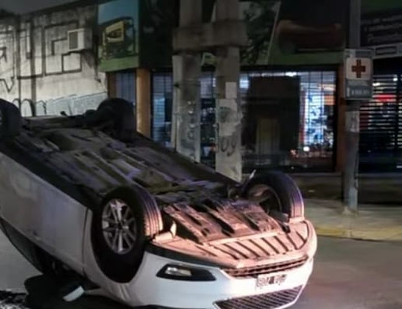 El Ford Focus terminó volcando sobre la calzada.&nbsp;