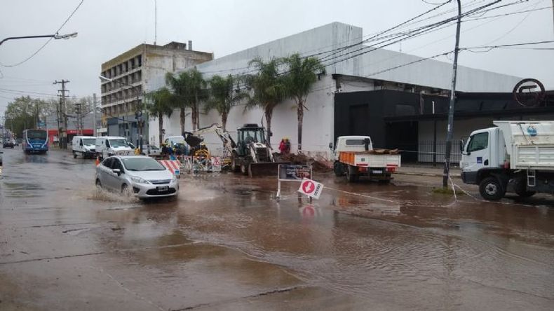 UNA LAGUNA. En Ruta 8 y Ramírez el agua brotaba e inundó la zona..