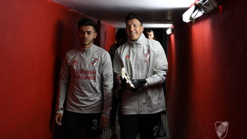 El paso de Simón por el túnel junto a Enrique Bologna (Prensa River)..