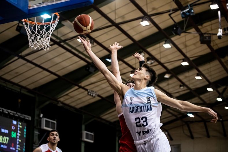 Lucas Giovannetti maniobrando ante los gigantes Turcos.