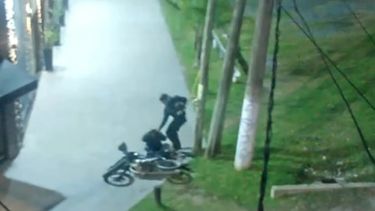 HASTA ACÁ LLEGÓ. El ladrón fue detenido tras caerse de la moto.