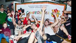 Festejo desatado. Los jugadores de la fusión le dieron al básquet de Presidente Derqui el primer título de su historia..