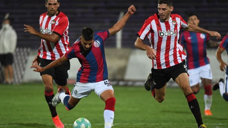 DEBUT. Leguizamón saca el remate para su primer gol en el Ciclón..