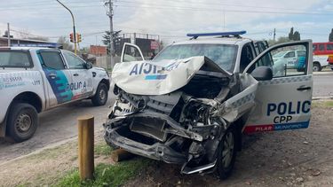 El frente del móvil policial quedó destruido luego del triple choque en ruta 25.