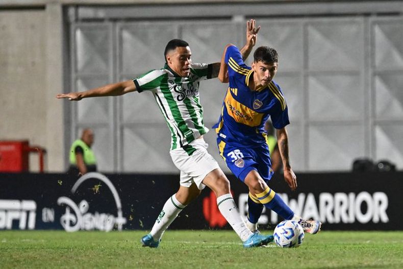 ESQUIVA A UN RIVAL. Camilo Rey Domenech en el partido de este miércoles ante Juventude.