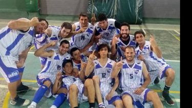 FELICIDAD. El plantel de Unión disfrutando de la mejor campaña que hizo en LiBaTres..