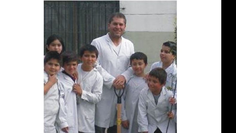 La comunidad de la Escuela Nº 12 de Zelaya, durante la plantación de árboles en el establecimiento..