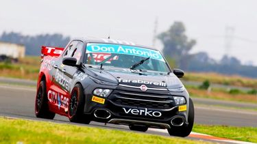 CARRERA. La Fiat Toro que Azar manejó en 2020 en el TC Pick Up.