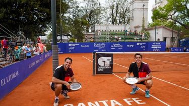 CAMPEONES. Margaroli y Taverna posan con sus premios en la cancha tras la consagración.
