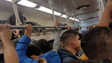 Lo bueno de viajar todos apretados es que ya estamos en invierno. Tren San Martín. Acosta Martínez.
