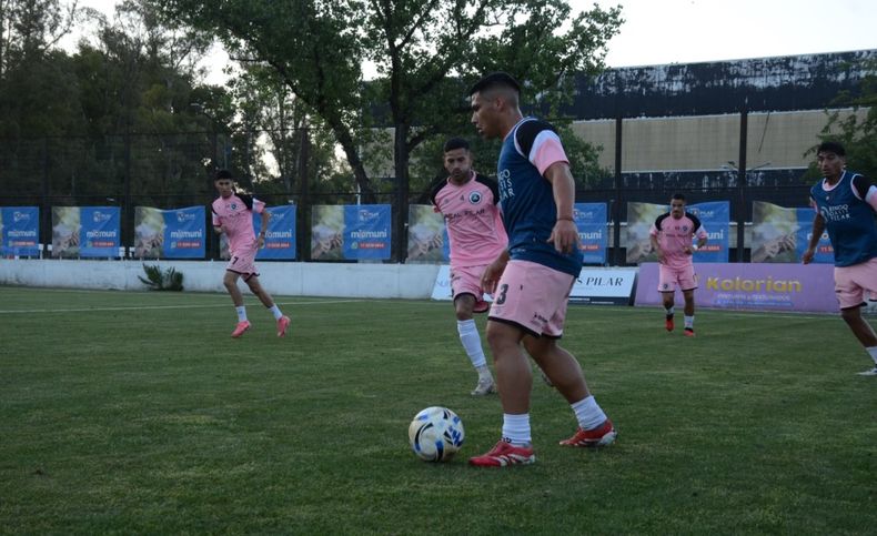 PRÁCTICA. Enzo Franco se lleva la pelota ante la presión de Leguiza.