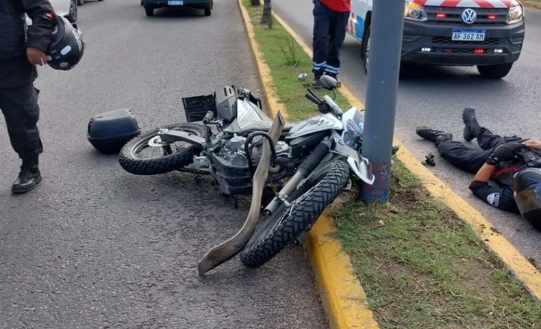El policía atropellado debió ser trasladado al hospital, aunque fuera de peligro.