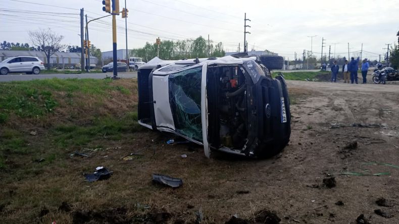Una de las camionetas terminó volcada sobre la banquina de ruta 25.