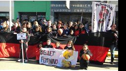 Rindió homenaje. Las chicas de Presidente Derqui presentes en el desfile en memoria de los ex combatientes de Malvinas que se realizó en las calles de la localidad..
