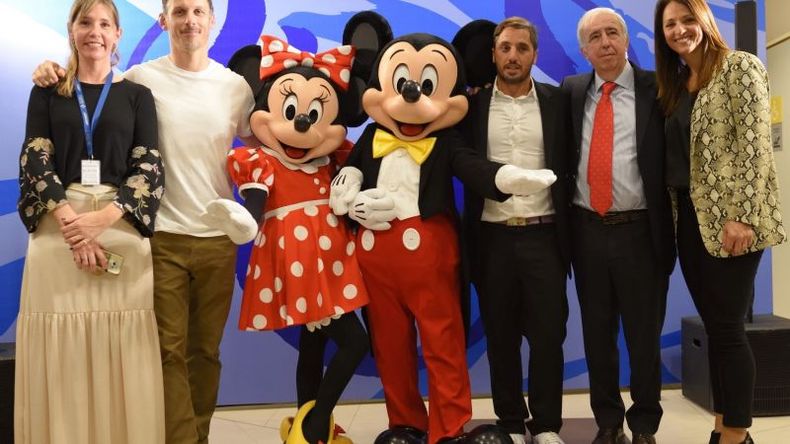 De izq. a der.: Agustina Paz, Gerente de Desarrollo Institucional del Hospital Universitario Austral, Martín Schusterman, Martín Pichot, José Luis Puiggari, Director General del Hospital Universitario Austral, y Belén Urbaneja, Directora de Ciudadanía Corporativa y Brand Management para The Walt Disney Company Latin America. Foto: Disney..