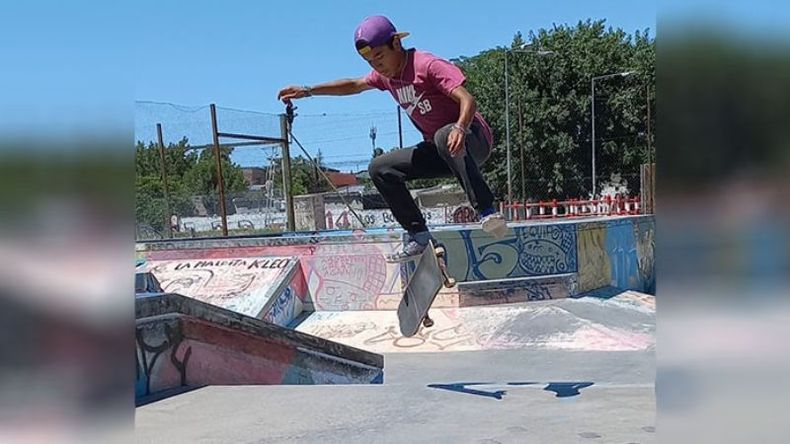 La Escuela Municipal de #Skate llevó adelante el cierre de sus actividades que se desarrollan en el Skate Park de Derqui. La jornada fue encabezada por los profes Lucas Díaz y Sergio Serrudo, quienes se mostraron más que satisfechos por lo hecho desde la reapertura del espacio. Dirección de Deportes Pilar / @DeportesPilar..
