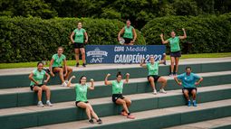 CAMPEONAS. Las chicas de Ferro festejan el título en el Mayling.