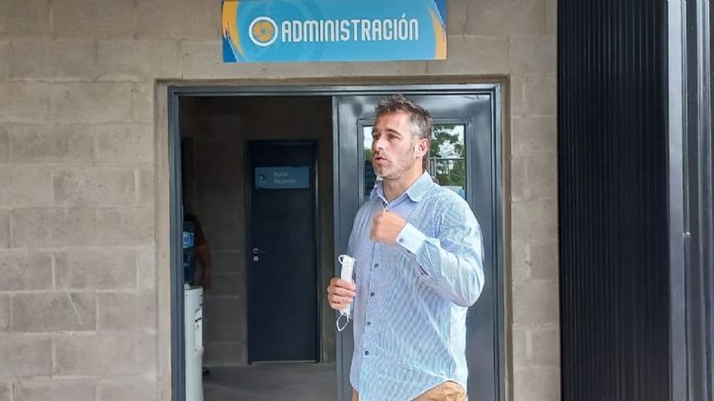 GUÍA. Achával encabezó la recorrida de esta mañana por el Club Municipal de Peruzzotti..
