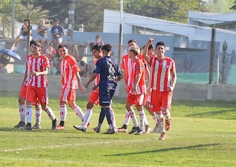 El festejo de Matías Velázquez por el tanto que le dio el triunfo a Atlético Pilar.