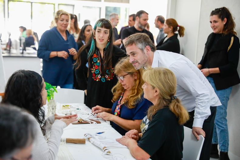 VISITA. Achával compartió la mañana con los adultos mayores en Del Viso.