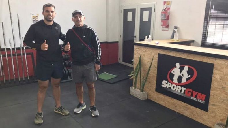 Latorre junto a Agustín Fernández, el profe en Sport Gym..