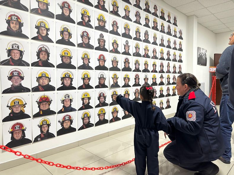 La muestra incluye 128 retratos, uno por cada miembro del destacamento de bomberos de Pilar.