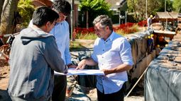 PLANOS. Achával supervisa los detalles de la obra, en el barrio El Rocío.