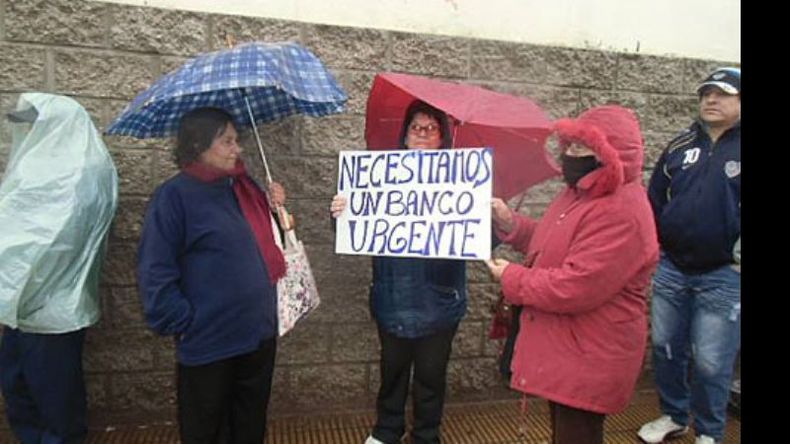 Vecinos llevan adelante campaña por el banco..