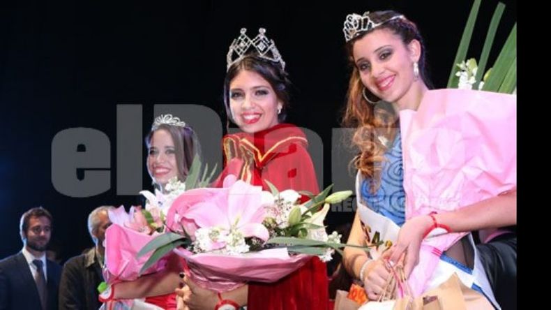 Ivana Schmunck (16) es la nueva reina de Pilar. Brenda Ortiz y Sol Romero, sus princesas..
