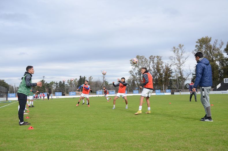 DE CABEZA. Los jugadores de Real Pilar buscan seguir de racha en el Barraza.