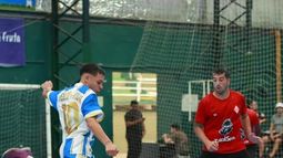 Lautaro Rodríguez, de Peñarol, busca el arco ante un defensor de Independiente de Beccar. Lautaro Rodríguez, de Peñarol, busca el arco ante un defensor de Independiente de Beccar.