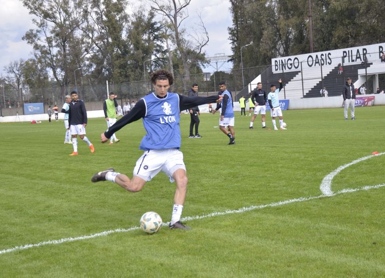 PRÁCTICA. Govi practica remates en la previa al duelo con Claypole.
