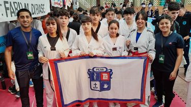 DELEGACIÓN. Malaquías junto a sus alumnos previo a la competencia.
