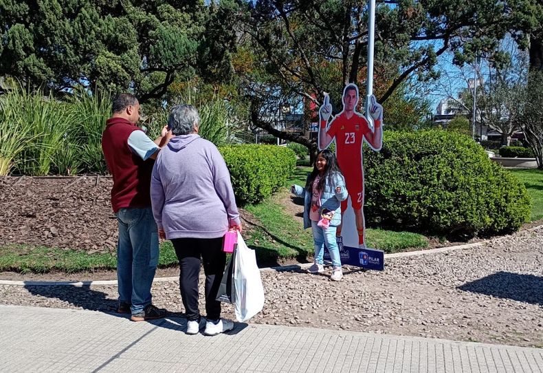 La gigantografía de Dibu Martínez, en la plaza de Pilar.