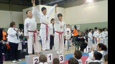 Nico en lo más alto del podio tras ganar en Lucha..