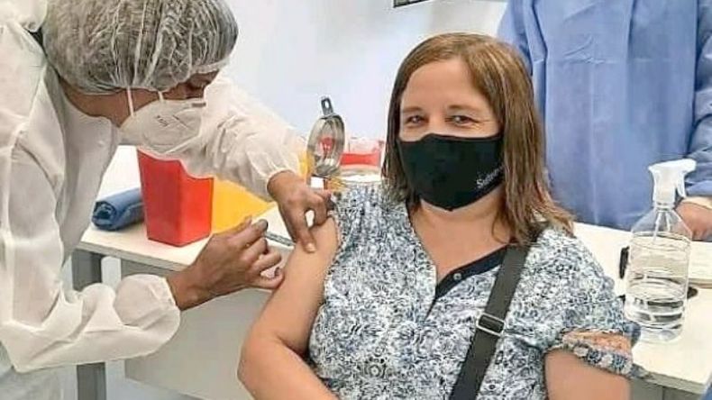 VACUNADA. Mirta Carrizo, directora de la Escuela 35 de Peruzzotti, tras recibir su dosis. .