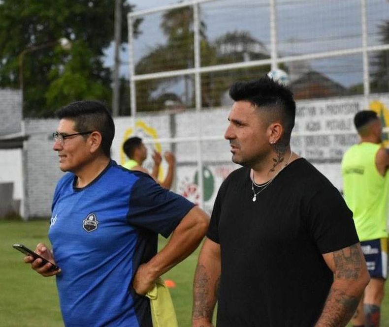 TÉCNICO. Hugo Silva (der.) mira el entrenamiento de La Fraternidad.