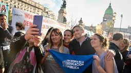 MARCHA. Achával participó de la movilización a favor del financiamiento universitario.