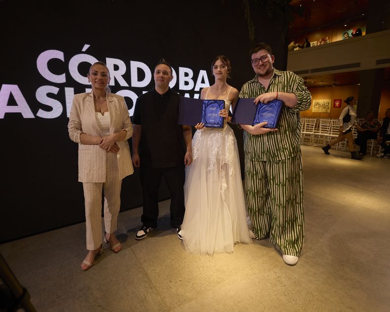 PREMIADA. Lola Benavente, con su galardón, tras presentación en el certamen.
