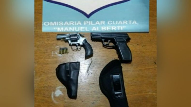 En el allanamiento en el domicilio del acusado, se secuestró un revólver y una pistola. .