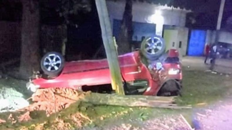 El automovilista perdió el control del rodado y chocó contra un poste. Foto @juancaimpacto. .