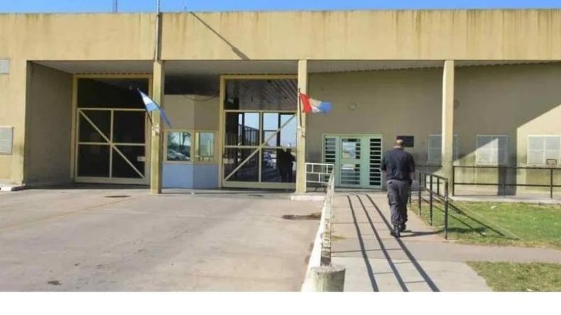 BÚNKER. Fachada del penal de Bouwer, desde donde operaba la banda. Foto: La Voz de Córdoba. .