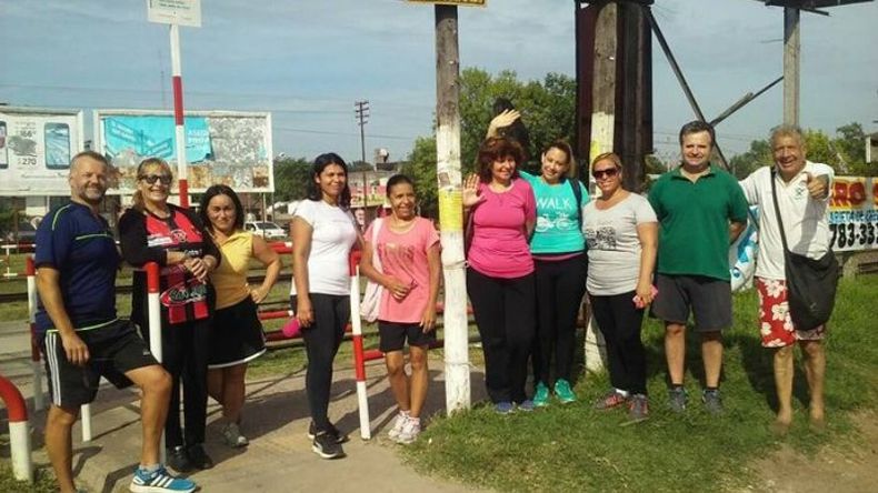 CAMINANTES. El grupo de “caminata saludable” de Del Viso, que se reúne los lunes, miércoles y viernes de 8.30 a 9.30 para recorrer la ciudad y cuidar el cuerpo. La convocatoria es abierta y gratuita..