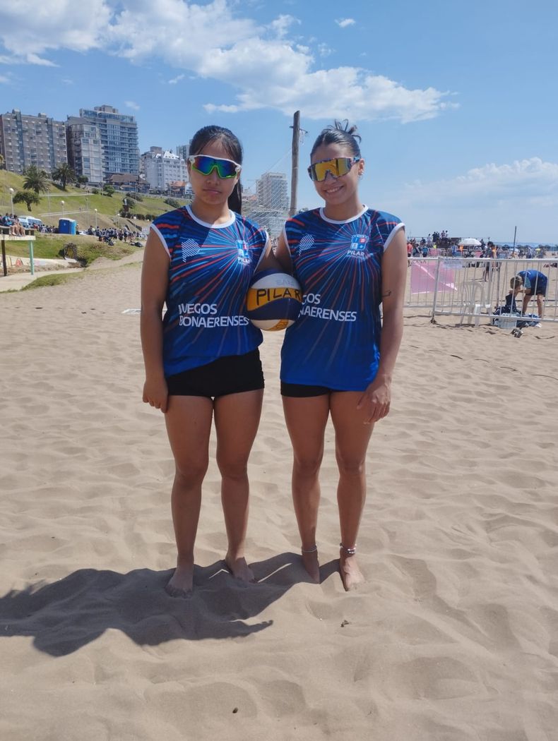 La dupla femenina Sub 18 de Pilar en la playa Varese
