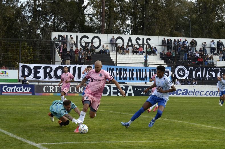 PENAL. Riquelme es derribado por Fumo y en la segunda no falló para el 1-1 parcial.