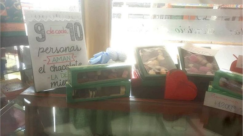 El cartel con dato duro sobre el chocolate, como argumento de venta de bombones, de panadería #DelPilar (Pilar, Bs. As.) merece la tapa de los diarios! Guillermo Nanni / @guillermonanni..