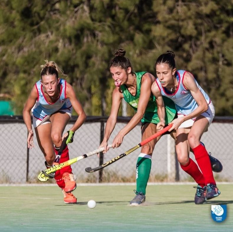 ATAQUE. Las chicas de San Patricio están en la cima del campeonato.