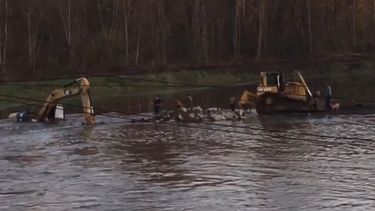 La retroexcavadora sigue en el río Luján.