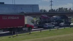El camión quedó atascado en el puente de la calle Guido, a la altura del kilómetro 53 de la Panamericana. El camión quedó atascado en el puente de la calle Guido, a la altura del kilómetro 53 de la Panamericana.